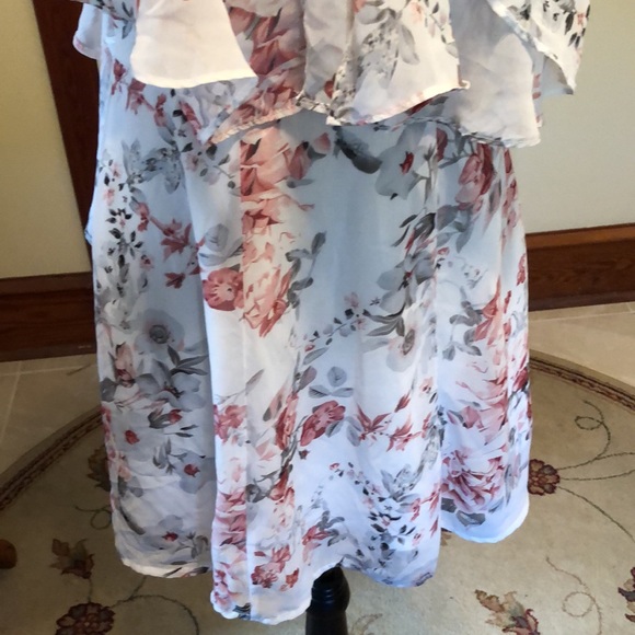 Boohoo Floral and sheer over the head style and lined party dress. - Picture 5 of 9